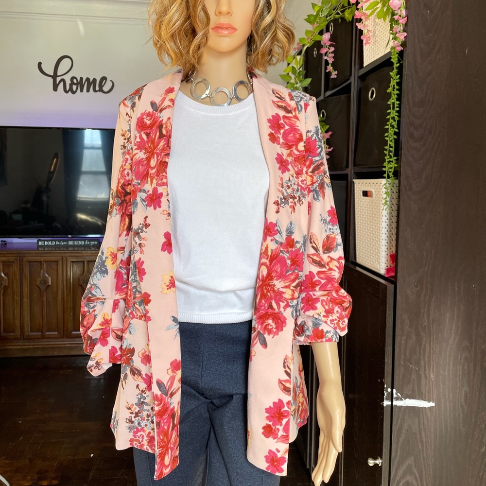 Beautiful floral pink blazer 🌺